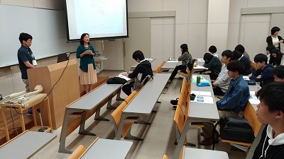 写真：熱心に話をする先輩社会福祉士と熱心に聞く学生たち