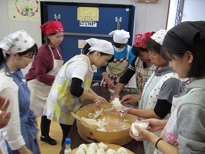 写真：津山市立中央児童館での収穫祭の様子。準備する学生