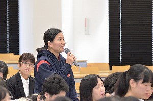 写真：先輩の卒業研究発表に質問をする食物学科3年生