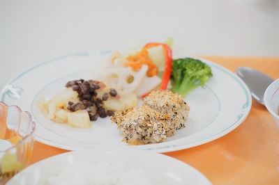 写真：主菜のチキンのハーブ仕立て蒸し野菜添え