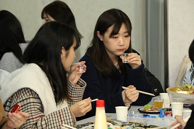  乾杯し飲み比べを楽しむ学生の様子