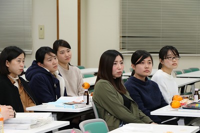 写真：真剣に話を聞く学生