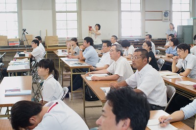 写真：発表を聞く高校教員や市職員など