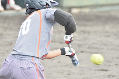 写真：セーフティーバンドを試みる一岡さん