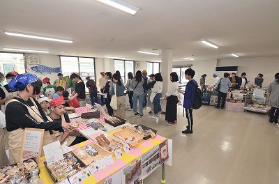 写真：白梅祭。模擬店。グラウンドから場所変更になった実習食堂内の販売