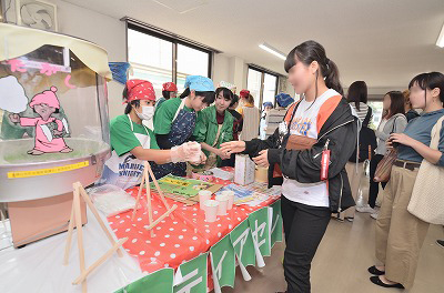 写真：白梅祭。模擬店。ボランティアセンター