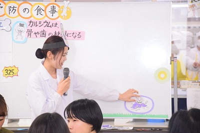 写真：栄養教育担当の学生の熱心な発表