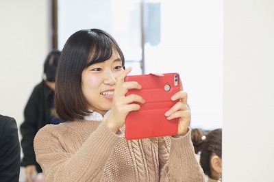 写真：栄養教育を熱心に聞き入る食事の提供を受けた学生