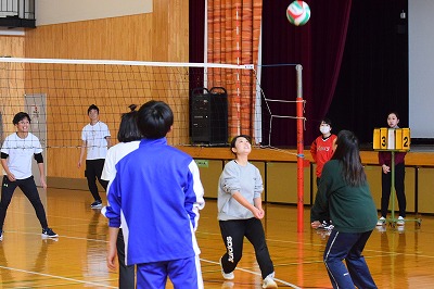 写真：バレーボールで戦う学生たち