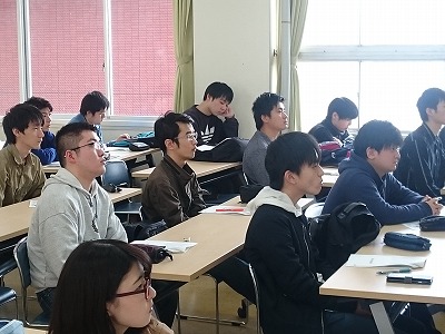 講義を真剣に聞く学生たち
