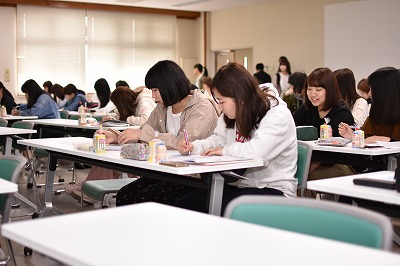 講義を真剣に聞く学生