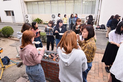 バーベキューを楽しむ学生