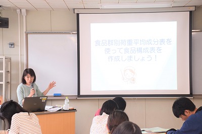 先生がパワーポイントを使用して説明する様子