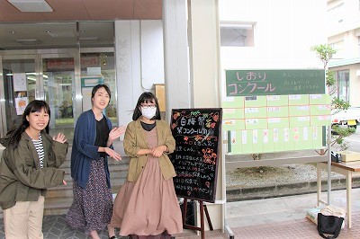しおりコンクール実施中の様子
