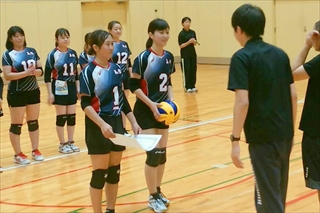 写真：表彰式で賞状を受け取る美作大学の選手
