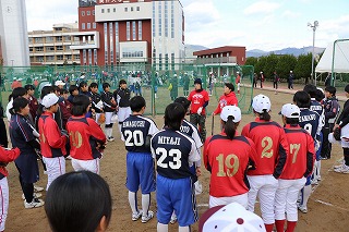 写真：コーチの説明を聞く参加者