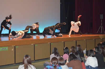 写真:ダンスサークルの舞台での演技。後ろから撮影。