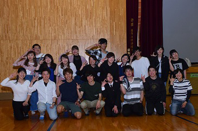 写真:企画したスタッフの学生の記念撮影