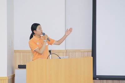 写真：全体会で学生生活について説明する学生スタッフ