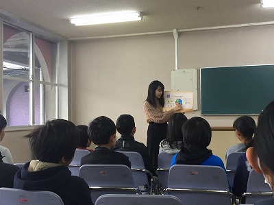写真：真庭市久世地区の子どもたちを前に食品ロスについて説明する学生
