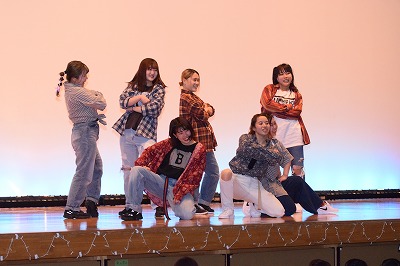 ステージ上でダンス部が踊る姿