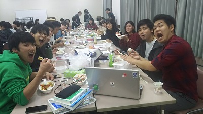 社会福祉学科の学生が勉強している様子