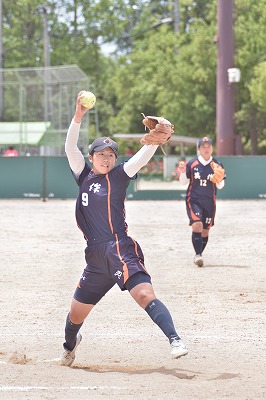 写真：力投するピッチャー