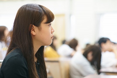 写真：熱心に話を聞く学生