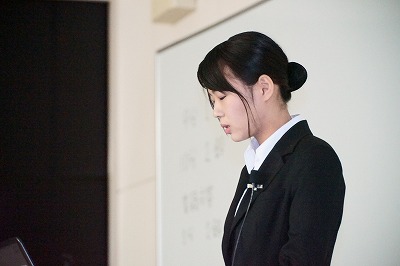 写真：卒業研究の発表会の様子。発表する女子学生