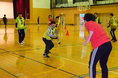 ドッチビーをする学生たち
