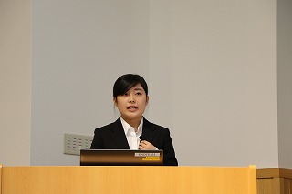 写真：発表する4年生