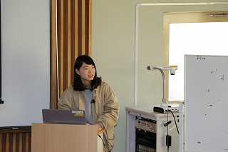写真：壇上で学生が発表する様子