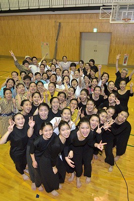 写真：開演前に気合を入れて記念撮影