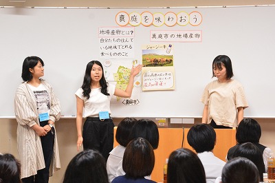 説明をする学生