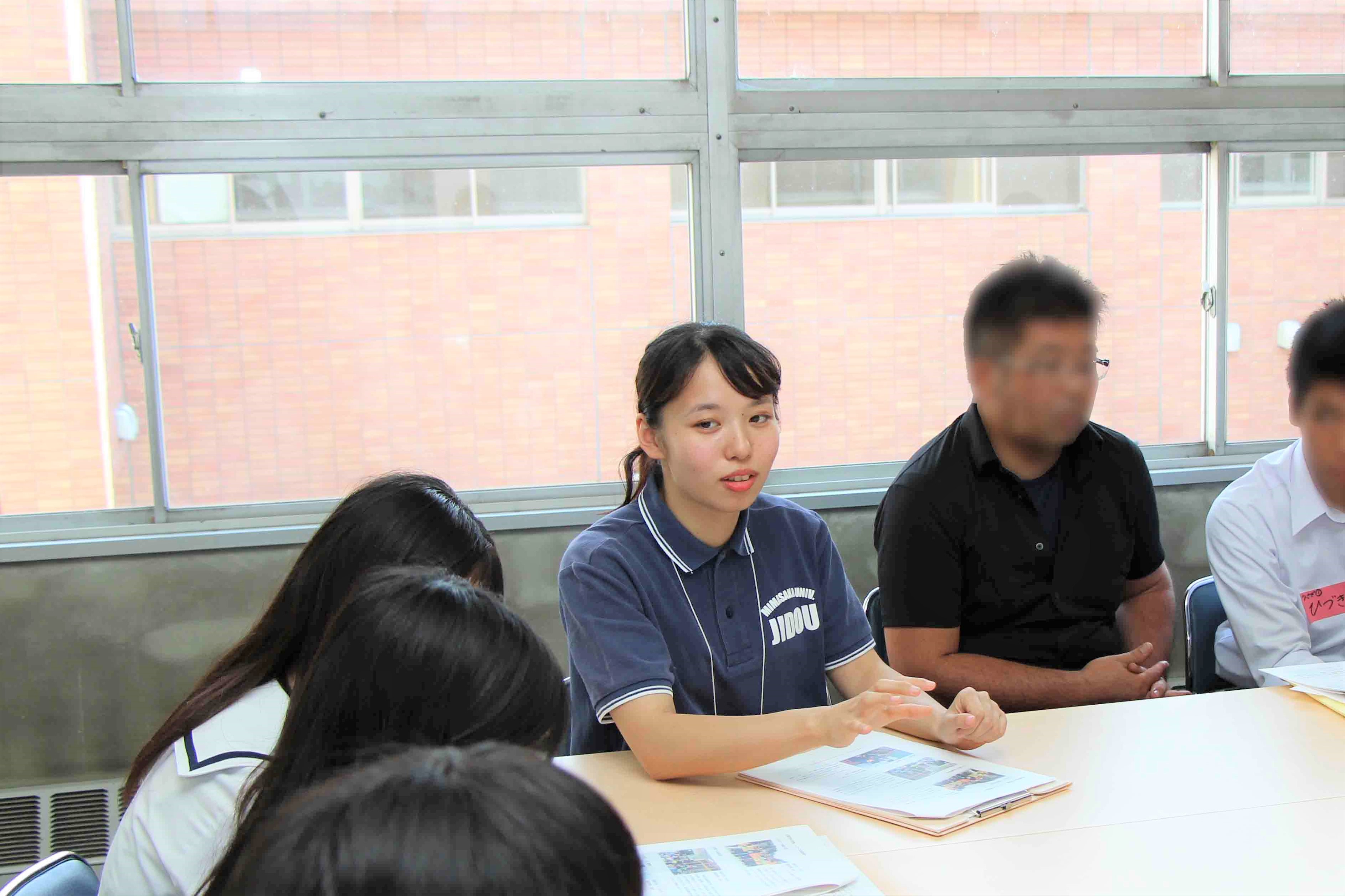 談笑する学生