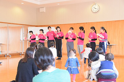 親子で運動遊びの様子