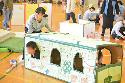 体育館で遊ぶ子どもたち
