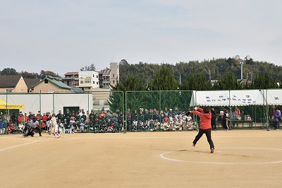 写真：チャレンジマッチの様子。やまね選手と受講者の対戦