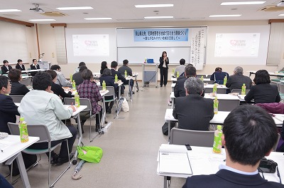 写真：フォーラムの基調講演。やまもとみやこさんの講演に聞き入る参加者後ろ姿