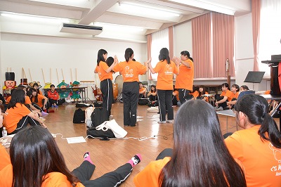 ケチャを披露する学生たち
