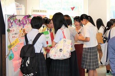 説明を聞く高校生