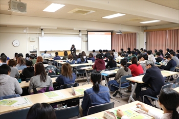 写真：スライドを使って年金について説明する講師