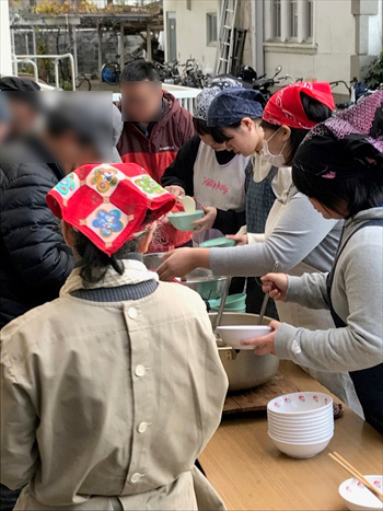 写真：屋外でご飯を作る学生