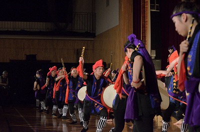写真：エイサーの演技を披露する学生たち
