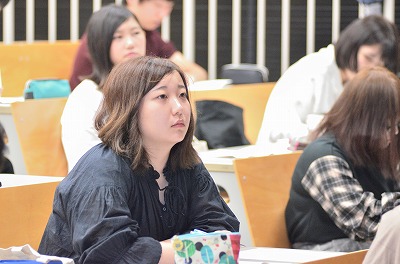 写真：熱心に聞く学生