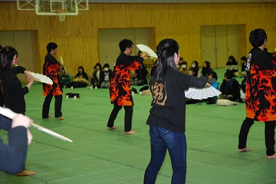 写真：サークルそれぞれの発表の様子。岡山県人会の発表