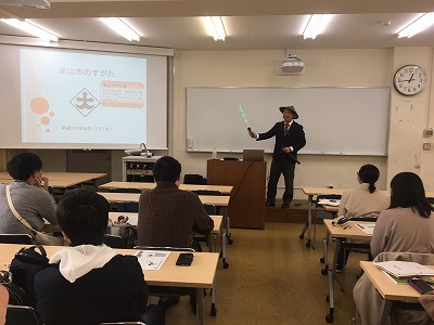 津山はんのあしがるの衣装を身にまとった講師