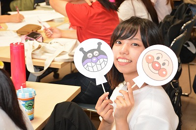 作成したおもちゃを披露する学生