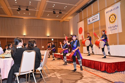 エイサーを披露する様子