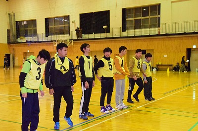 ドッチビーをする学生たち